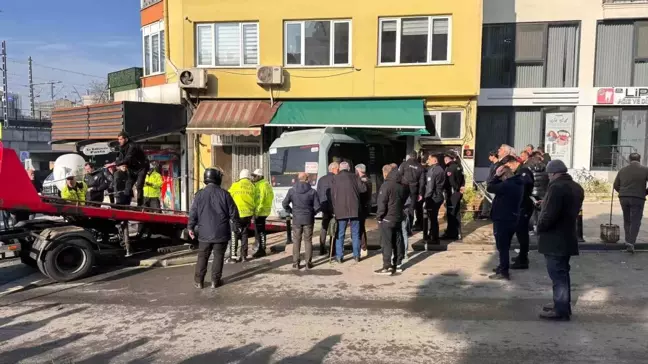 Kartal'da Freni Patlayan Minibüs Kuaföre Girdi, 3 Yaralı