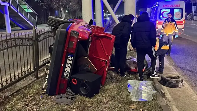 Yozgat'ta otomobilin üst geçidin ayağına çarptığı kazada 4 kişi yaralandı