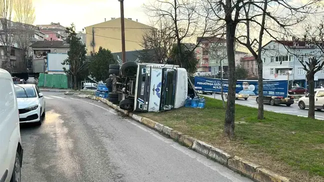 Ataşehir'de Freni Patlayan Kamyonet Devrildi