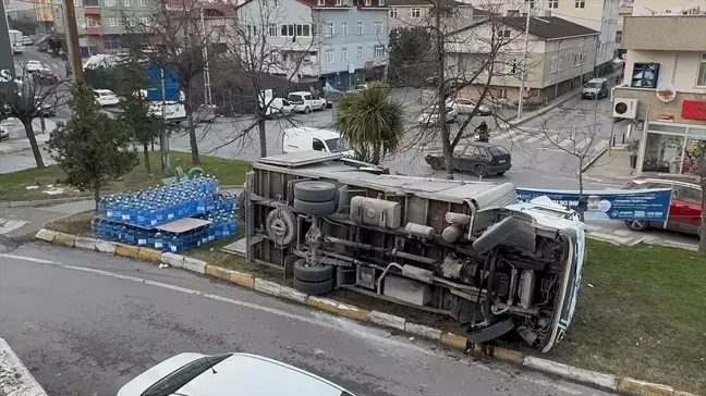 Ataşehir'de Damacana Su Yüklü Kamyon Devrildi