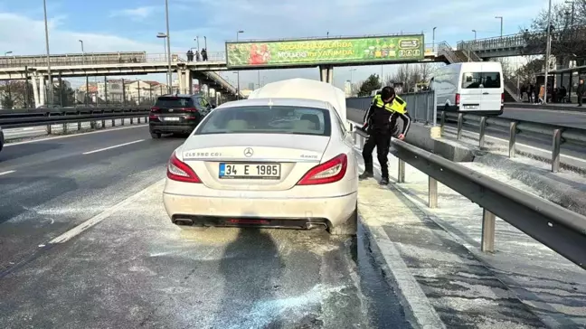 Kağıthane'de Seyir Halindeki Araçta Yangın Çıktı