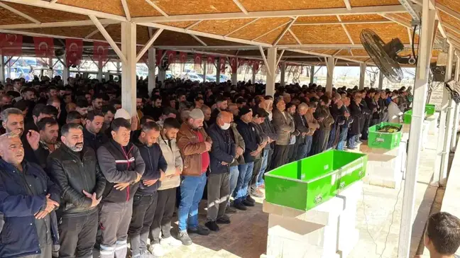 Şanlıurfa'da Kızlarını Öldürüp İntihar Eden Kadın Defnedildi