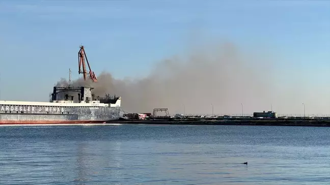 Samsun Limanı'ndaki kuru yük gemisinde yangın