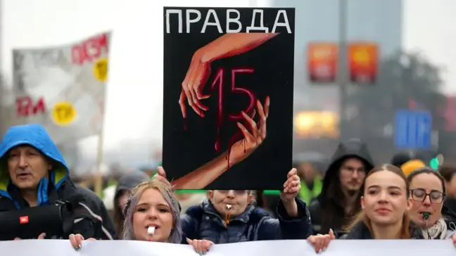 Sırbistan'da 15 kişinin öldüğü tren garı çökmesi günlerdir protesto ediliyor