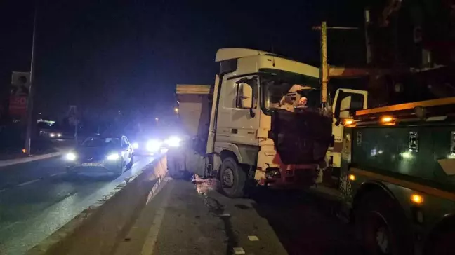 Kağıthane'de Hafriyat Kamyonu Beton Bariyere Çarptı