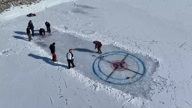 Erzincan'da Buzla Kaplı Göl Üzerinde Curling Turnuvası