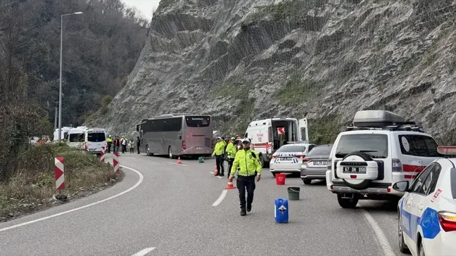 Zonguldak'ta Yolcu Otobüsü Tünel Duvarına Çarptı: 3 Yaralı