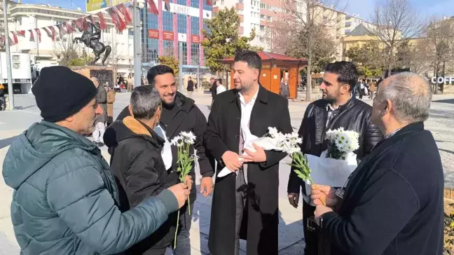 Kırşehir'de Dünya Tersine Günü Etkinliği: Erkeklere Çiçek Dağıtıldı