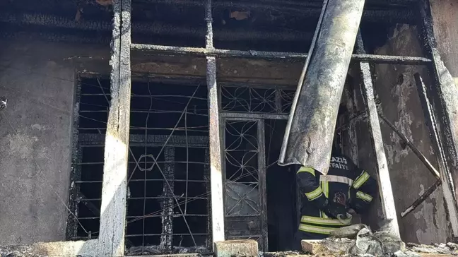 Elazığ'daki Yangında Dumandan Etkilenen Kadın Hayatını Kaybetti