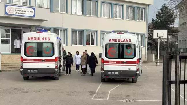 Düzce'de karın ağrısı şikayetiyle 5 öğrenci hastaneye kaldırıldı