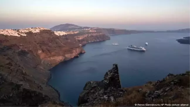 Yunanistan'ın Santorini Adası'nda Ardışık Depremler Yaşanıyor