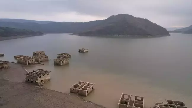 Kızılcapınar Barajı'ndaki Su Seviyesi Düşüyor, Terk Edilmiş Yapılar Ortaya Çıktı