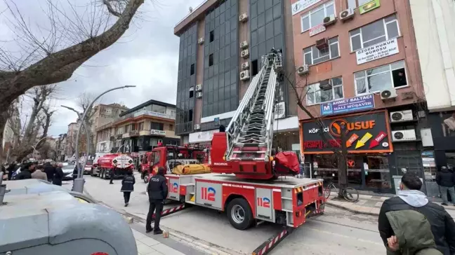 Yalova'da Ofiste Yangın: 2 Kişi Dumandan Etkilendi