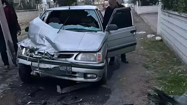 Hatay'da İki Otomobilin Çarpışması Sonucu 9 Kişi Yaralandı