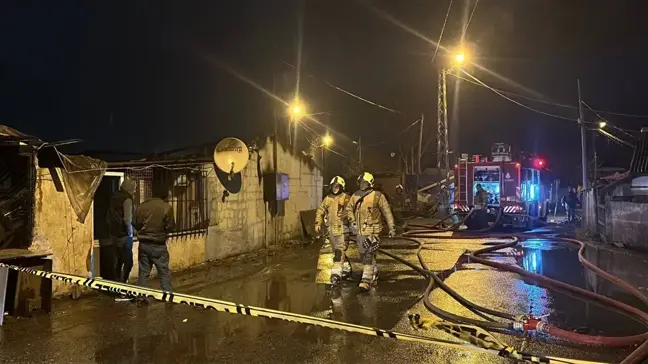 Sultangazi'de Yangın: Gecekondu ve Atölye Kullanılamaz Hale Geldi