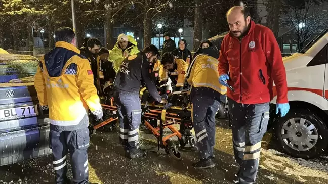 Bolu'da Ambulansla Çarpışan Otomobilde 3 Yaralı