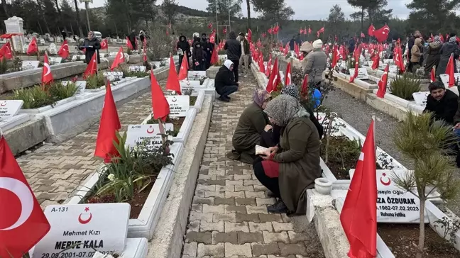 Kahramanmaraş'ta Depremzedeler Mezarlıkları Ziyaret Ediyor