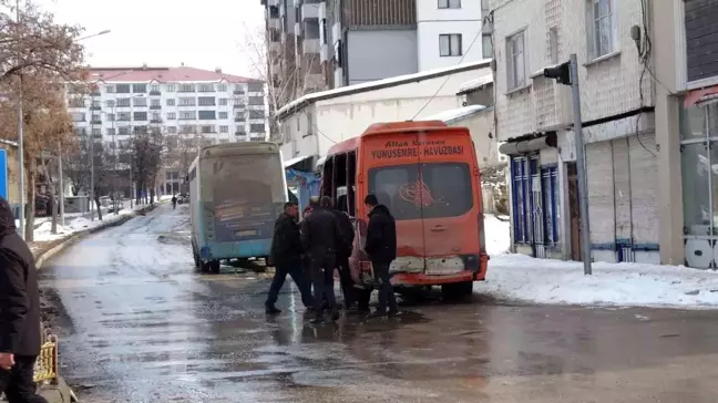 Erzurum'da Özel Halk Otobüsü ile Minibüs Çarpıştı: 4 Yaralı