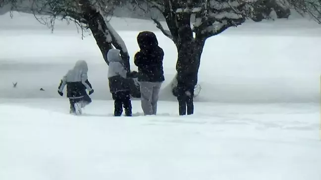 Bolu'da Kar Yağışı Nedeniyle Okullar Tatil, Öğrenciler Eğlencenin Tadını Çıkardı