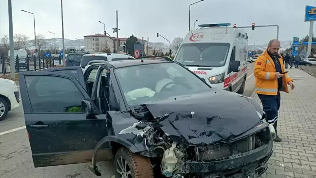 Bingöl'de Otomobil ile Hafif Ticari Araç Çarpıştı: 2 Yaralı