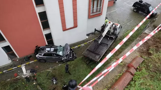 Trabzon'da Devrilen Otomobildeki Anne ve Oğlu Yaralandı