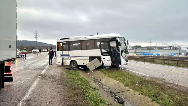 Balıkesir'de Rüzgar Enerjisi İşçilerini Taşıyan Servis Kaza Yaptı