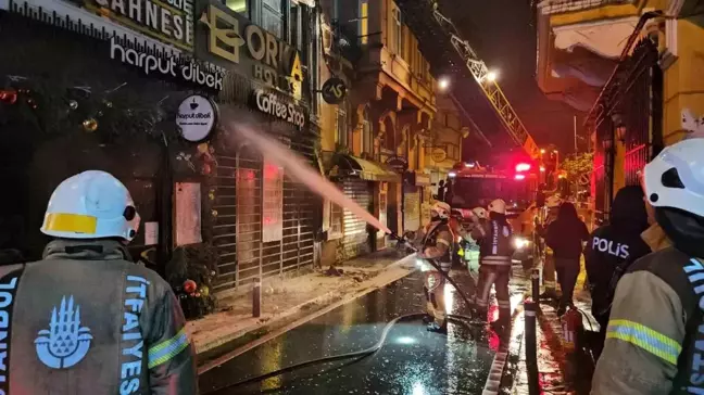 Beyoğlu'nda Otel Yangını Paniğe Sebep Oldu