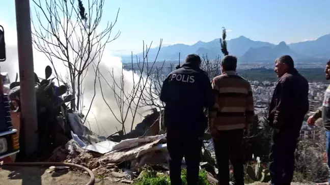 Antalya'da Gecekondu Yangını: Baba ve Oğlu Zor Anlar Yaşadı