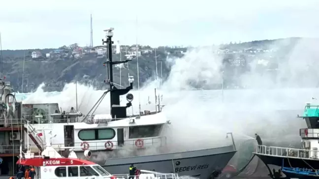 İstanbul'da Balıkçı Teknesinde Yangın: İki kişi Dumandan Etkilendi