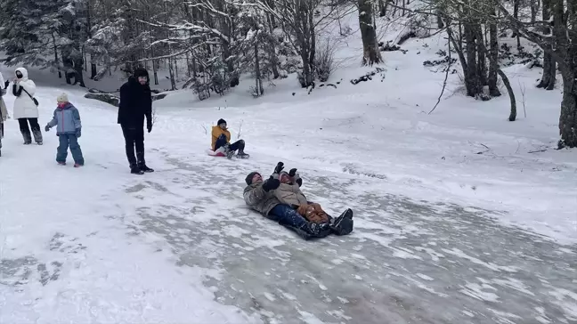 Bolu Abant Gölü'nde Kar Keyfi