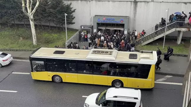 Metro Hattındaki Viyadük Çalışmaları Yolcuları Mağdur Etti