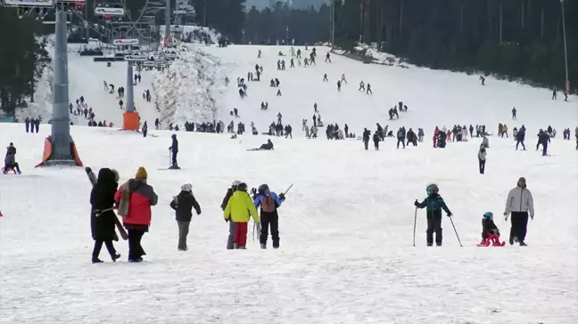 Sarıkamış Kayak Merkezi'nde Kayak Keyfi Devam Ediyor