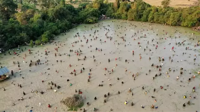 Kamboçya'da Geleneksel Balık Tutma Festivali Yoğun İlgi Gördü