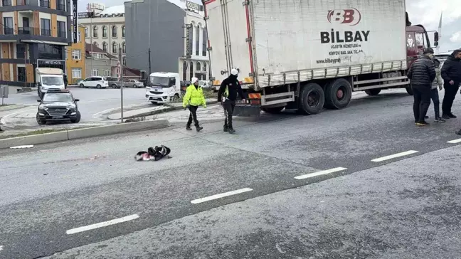 İstanbul'da Motosikletli Kurye, Kamyonetin Altında Kalarak Hayatını Kaybetti