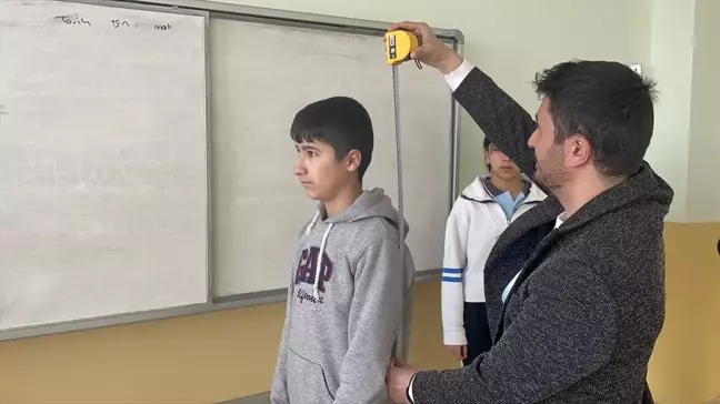 Muş'ta Öğrencilere Skolyoz Taraması Başlatıldı