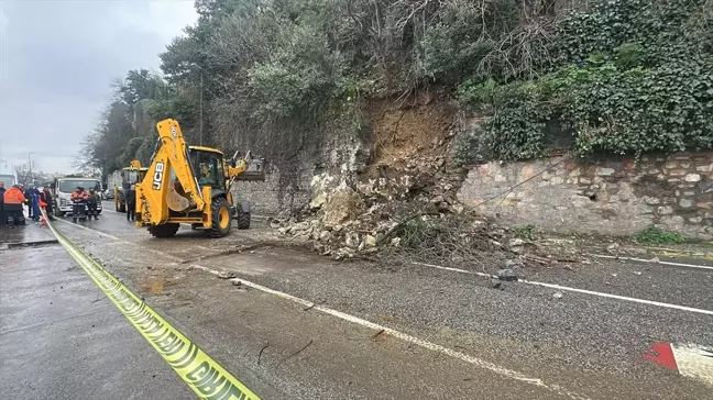 Üsküdar'da İstinat Duvarı Çöktü, Cadde Trafiğe Kapandı