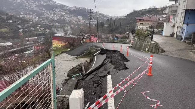 Zonguldak'ta Heyelan: Mahalle Yolu Çöktü