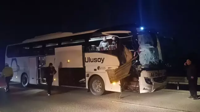 Afyonkarahisar'da Otobüs ve Tır Çarpıştı: 6 Yaralı