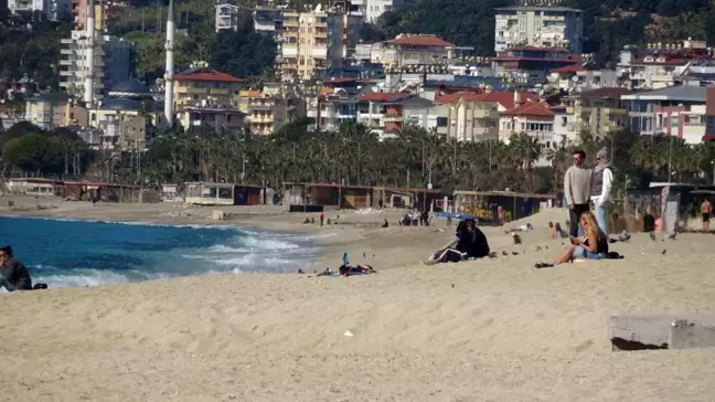 Alanya'da Turist Akını: Sıcak Hava Plajları Doldurdu