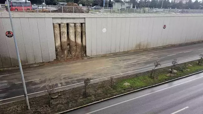 Bandırma'da Yol Duvarı Çöktü, Trafik Kontrol Altında