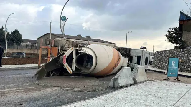 Kocaeli'de Kontrolden Çıkan Beton Mikserinin Sürücüsü Kaza Yaşamadan Kurtuldu