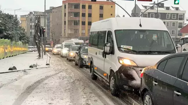 İstanbul'da Kar Yağışı Araç Trafiğini Olumsuz Etkiledi