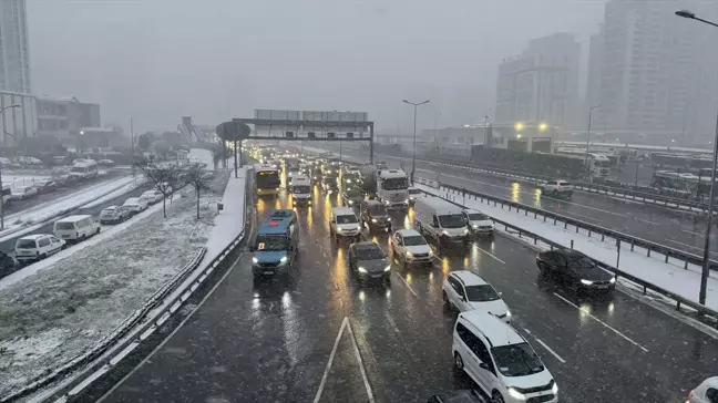 İstanbul'un Avrupa Yakası'nda Kar Yağışı Etkili Oldu