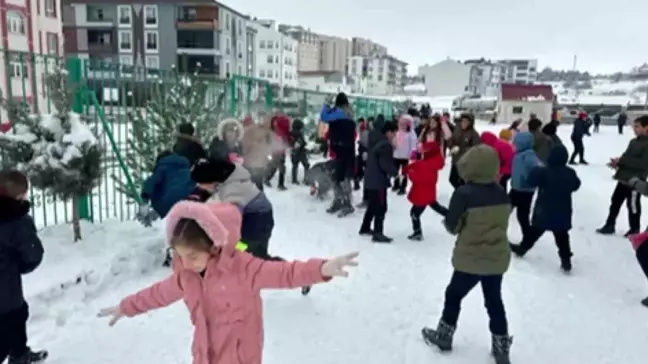 Polis Ekipleri Öğrencilerle Kartopu Savaşında