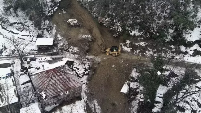 Sinop'ta Toprak Kayması Nedeniyle Kapanan Yol Ulaşıma Açıldı