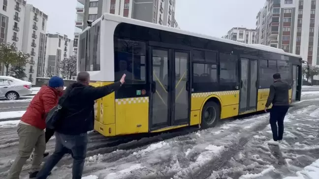 İstanbul'da Şiddetli Kar Yağışı Sürücüleri Zor Durumda Bıraktı