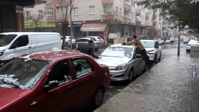 Diyarbakırlı Öğrenciler YKS Stresini Kar Topu Oynayarak Attı