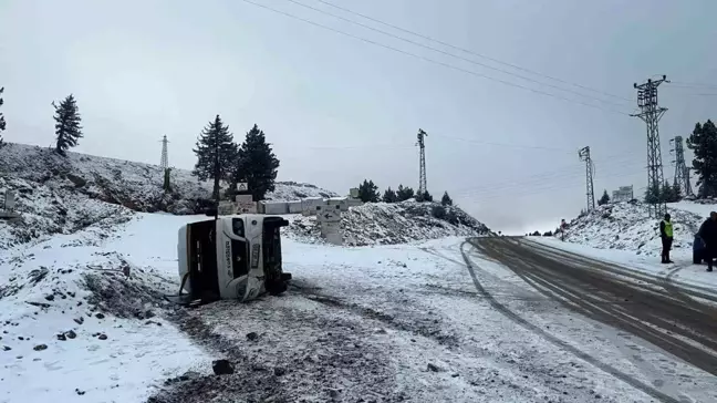 Mersin'de Servis Minibüsü Devrildi: Korku Dolu Anlar Cep Telefonuna Yansıdı