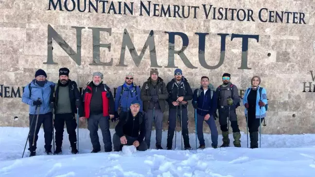 Adıyamanlı dağcılar karla kaplı Nemrut Dağı'na tırmandı