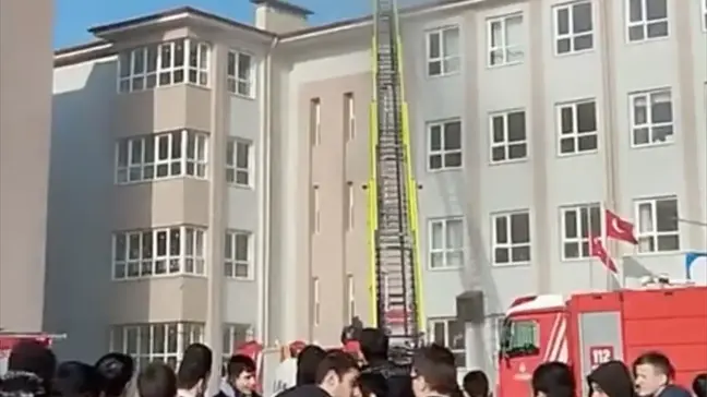 Arnavutköy'deki İmam Hatip Lisesi'nde Yangın Çıktı